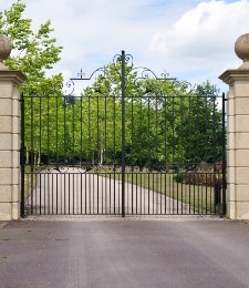 zwarte metalen poort